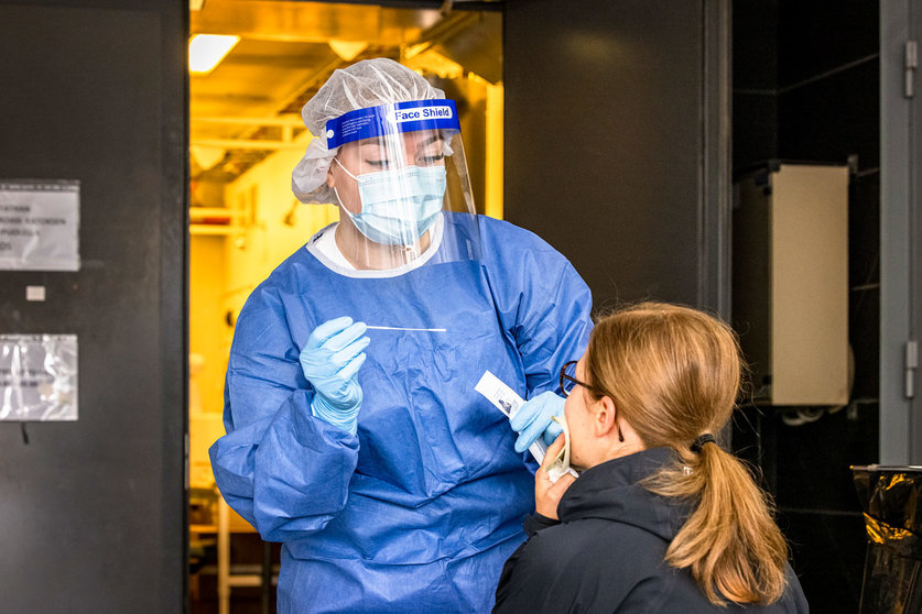A health worker taking a sample for a coronavirus test in the Helsinki region. Photo: @HUS.