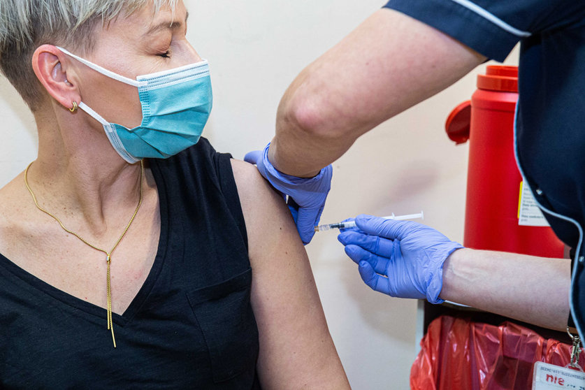 27 December 2020, Poland, Wroclaw: A man receives his dose of the Biontech/Pfizer COVID-19 vaccine at a hospital in Wroclaw. Photo: Krzysztof Kaniewski/ZUMA Wire/dpa.