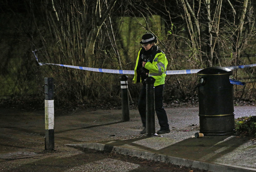 03 January 2021, England, Reading: A police officer works near the scene in Emmer Green suburb where a 13-year-old boy died after being stabbed. Photo: Jonathan Brady/PA Wire/dpa