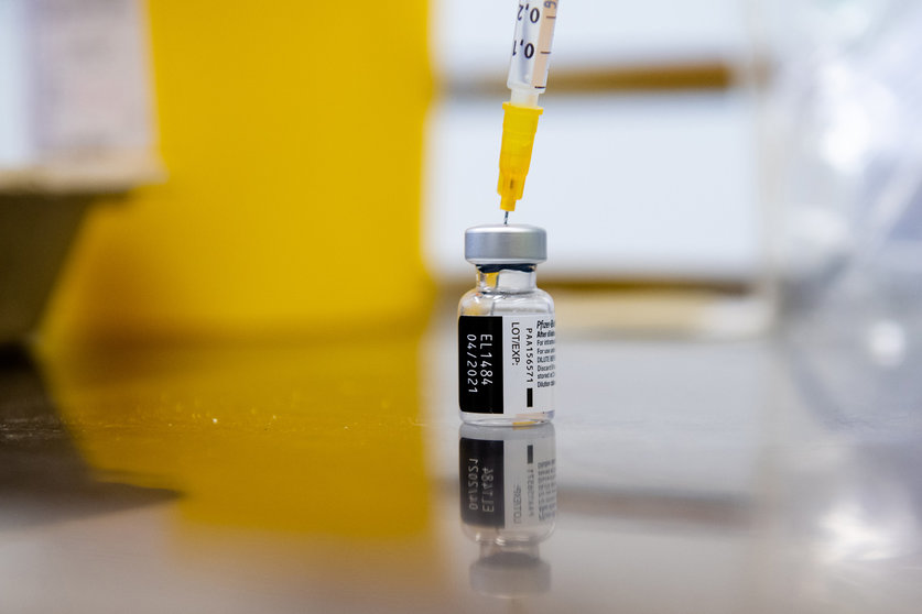 02 January 2021, Czech Republic, Hradec Kralove: A medic prepares a COVID-19 Biontech/Pfizer vaccine shot at University Hospital of Hradec Kralove. Photo: David Taneèek/CTK/dpa