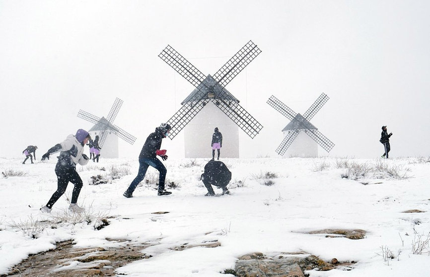 07 January 2021, Spain, Castilla-La Mancha: People play in the snow in Campo de Criptana town during heavy snowfall. Almost all of Spain on alert due to the risk of heavy snowfall in central and eastern Spain because of the Filomena storm. Photo: Rey Sotolongo/EUROPA PRESS/dpa