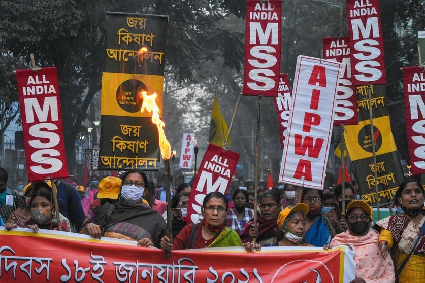 18 January 2021, India, Kolkata: Women of All India Kisan Sangarsh Coordination Committee hold lanterns and placards as they take part in a rally on the Women's farmers day, in support of the ongoing farmers protests against the government's new agriculture laws. Photo: Debarchan Chatterjee/ZUMA Wire/dpa