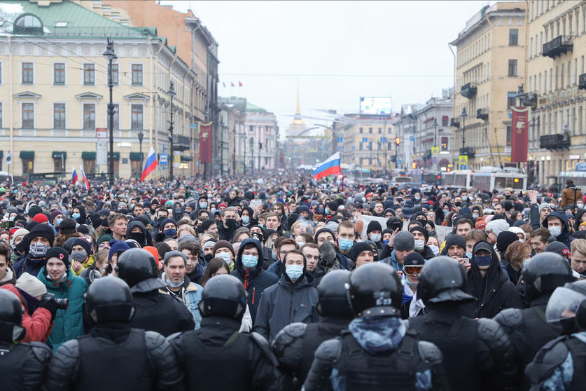 23 January 2021, Russia, Saint Petersburg: Anti-riot police officers confront protesters during a demonstration against the detention of the Russian opposition leader Alexei Navalny who was arrested on his return to Russia from Germany. Photo: Sergei Mikhailichenko/SOPA Images via ZUMA Wire/dpa