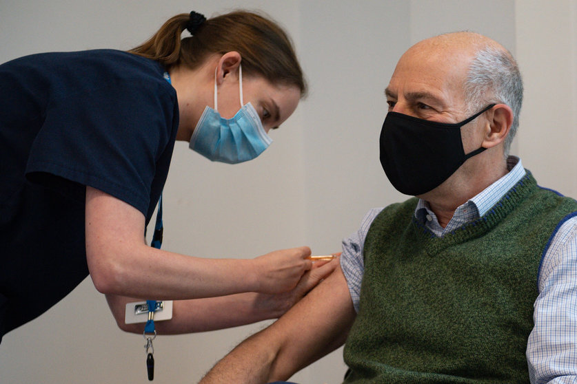 06 February 2021, United Kingdom, Moreton-In-Marsh: American-British Broadcaster and author Loyd Grossman receives an injection of the Oxford AstraZeneca Coronavirus (Covid-19) vaccine at North Cotswold Hospital. Photo: Jacob King/PA Wire/dpa