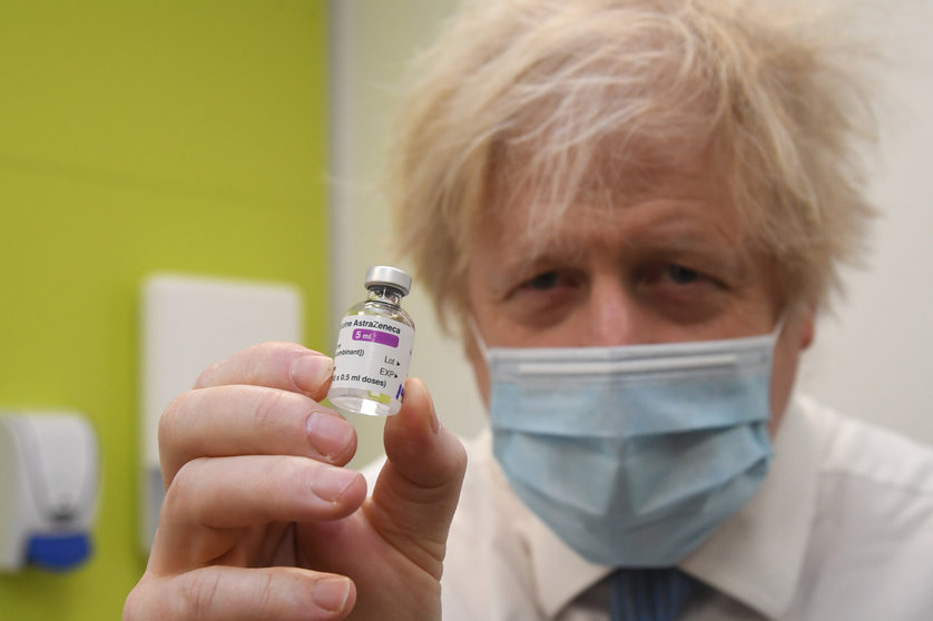 15 February 2021, United Kingdom, Orpington: UK Prime Minister Boris Johnson holds a vial of AstraZeneca coronavirus vaccine during his visit to a vaccination centre at the Health and Well-being Centre in Orpington, south-east London. Photo: Jeremy Selwyn/Evening Standard via PA Wire/dpa
