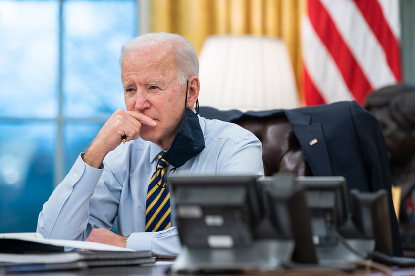 President Joe Biden gets briefed by Liz Sherwood Randall, Julie Rodriguez and participates in a conference phone call with governors affected by the snow storm in the middle of the country in the Oval Office, February 16, 2021, in Washington. Photo: White House/ZUMA Wire/dpa