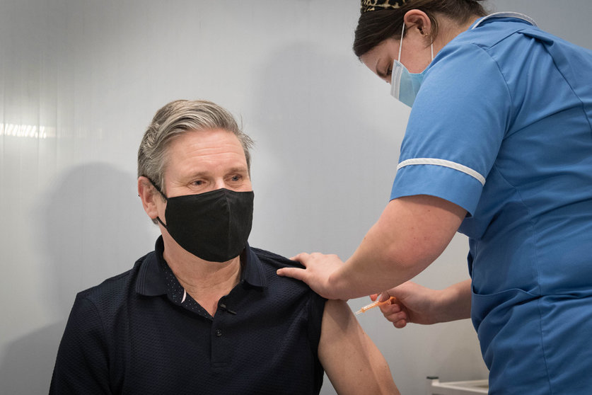 14 March 2021, United Kingdom, London: UK Labour leader Sir Keir Starmer receives his first dose of the AstraZeneca coronavirus vaccine at the Francis Crick Institute. Photo: Stefan Rousseau/PA Wire/dpa