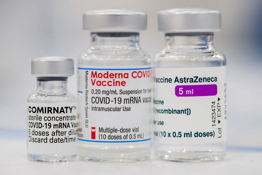 16 March 2021, Bavaria, Nuernberg: Vials of the coronavirus (COVID-19) vaccines from (L-R) Pfizer-BioNTech, Moderna and AstraZeneca, can be seen at the Nueremberg Vaccination Center. Photo: Daniel Karmann/dpa