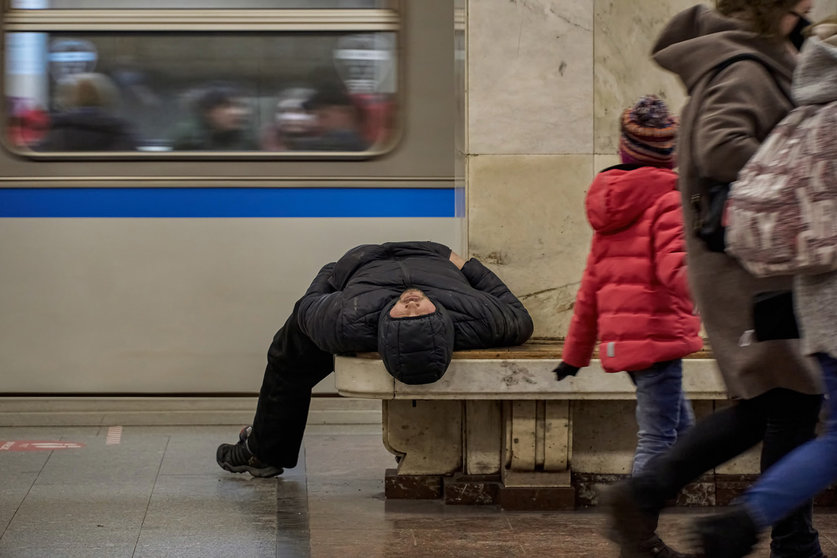 21 March 2021, Russia, Moscow: People walks past a man sleeping on a bench at a metro station near the Izmailovo Kremlin center. Photo: Mihail Tokmakov/SOPA Images via ZUMA Wire/dpa.