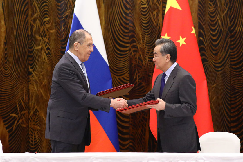 HANDOUT - 23 March 2021, China, Guilin: Russian Foreign Minister Sergey Lavrov (L) shakes hands with Chinese Foreign Minister Wang Yi as they exchange signed documents during a signing ceremony after their meeting. Photo: -/Russian Foreign Ministry/dpa - ATTENTION: editorial use only and only if the credit mentioned above is referenced in full