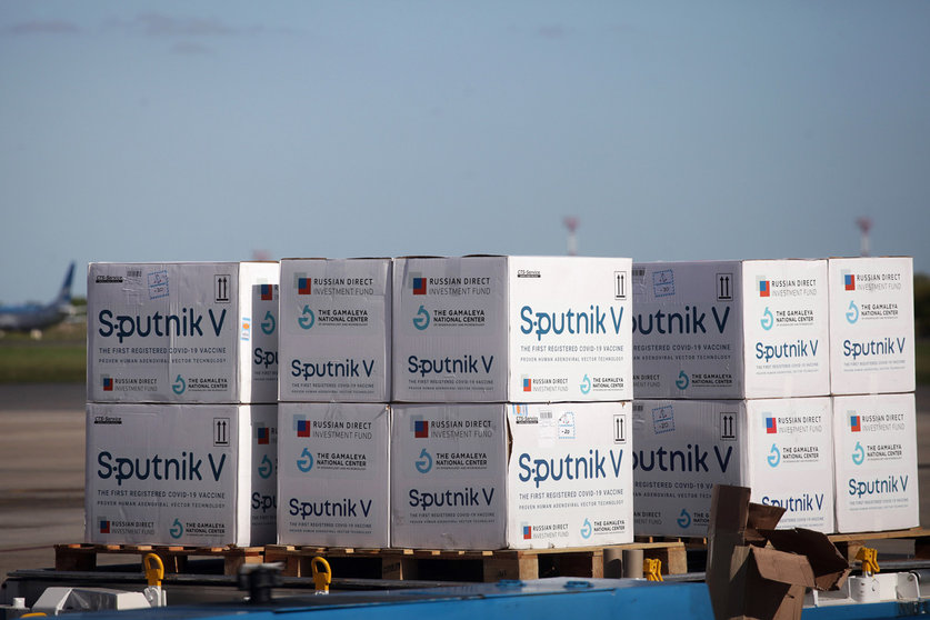 30 March 2021, Argentina, Buenos Aires: Shipments of the Russian Corona vaccine Sputnik V are unloaded after the arrival of a Aerolineas Argentinas plane delivering about vaccine 300,000 doses from Russia at the international airport Buenos Aires. Photo: Carol Smiljan/SOPA Images via ZUMA Wire/dpa