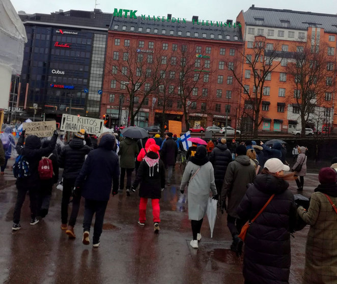Protesters with posters in the center of Helsinki. Photo: Twitter/@MikkoPuolimatka.