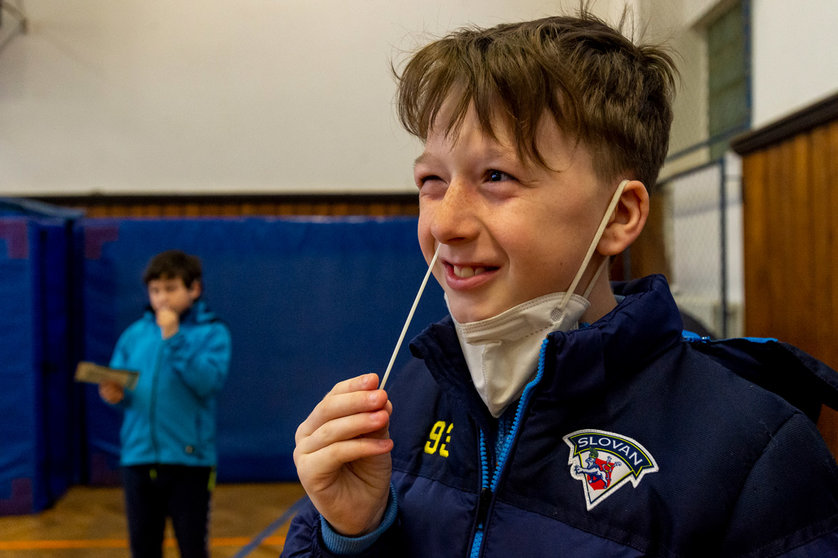 A child takes a nose swab for himself for a coronavirus test at Chabarovice primary school. The Czech government has decided that primary one pupils will return to the classrooms in a rotating format, with only half of the pupils in the classrooms. Photo: Hájek Ondøej/CTK/dpa