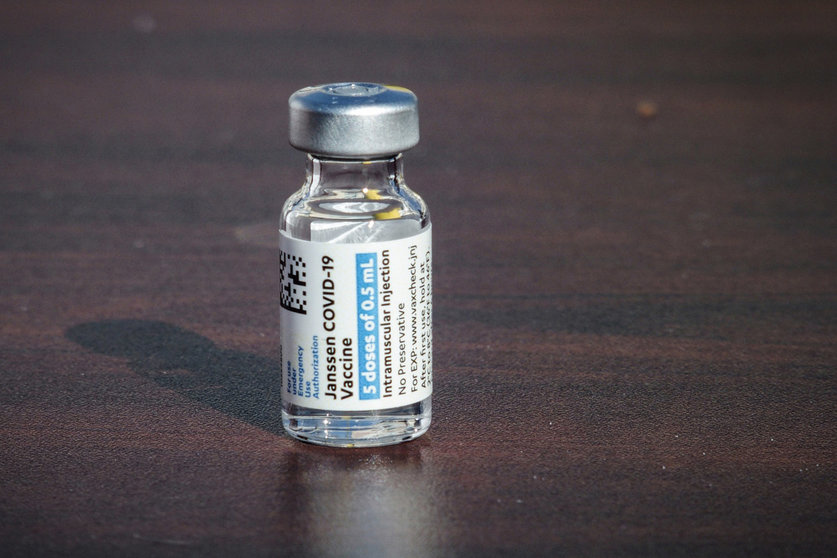 13 March 2021, US, New York: A vial of the Johnson & Johnson Coronavirus vaccine is pictured at Pop-up Covid-19 vaccination site set up in a Baseball stadium parking lot. Photo: Bruce Cotler/ZUMA Wire/dpa