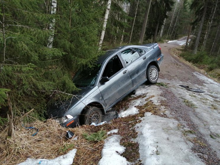 A car crashed in an accident on a dirt road in the Uusimaa region. Photo: Foreigner.fi.