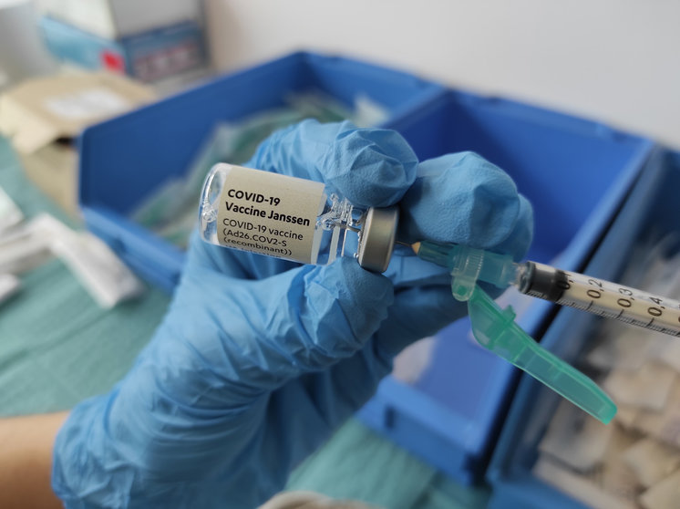 A healthcare worker draws a dose of the COVID-19 vaccine made by Johnson & Johnson subsidiary Janssen in Mutilva during the vaccination campaign against the coronavirus disease of the participants of the 2020 Summer Olympics. Photo: Europa Press/EUROPA PRESS/dpa