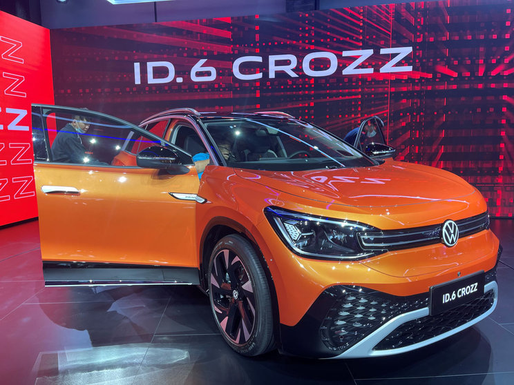 18 April 2021, China, Shanghai: The ID.6 crossover electric urban SUV can be seen ahead of the Shanghai International Auto Show. Photo: Andreas Landwehr/dpa