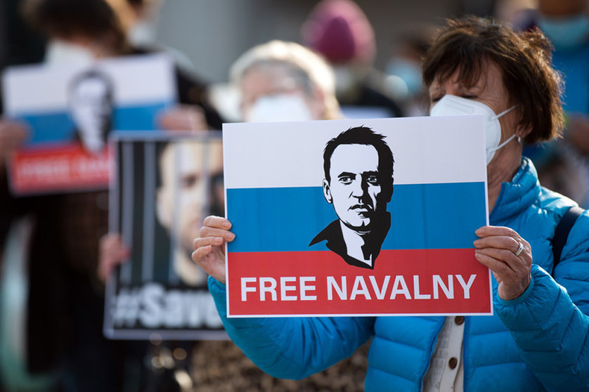 People take part in a protest in support of jailed opposition leader Alexei Navalny in Dusseldorf. Photo: Federico Gambarini/dpa.