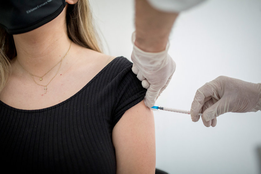 13 May 2021, Greece, Milos: Eleni Zervaki, a 26-year-old resident of the island of Milos, receives a dose of the Pfizer/BioNTech coronavirus vaccine at a vaccination centre. Photo: Socrates Baltagiannis/dpa