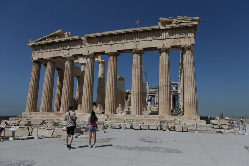 25 May 2021, Greece, Athens: Tourists visit the Acropolis of Athens. Greece launched its tourism season last week. Photo: Aristidis Vafeiadakis/ZUMA Wire/dpa