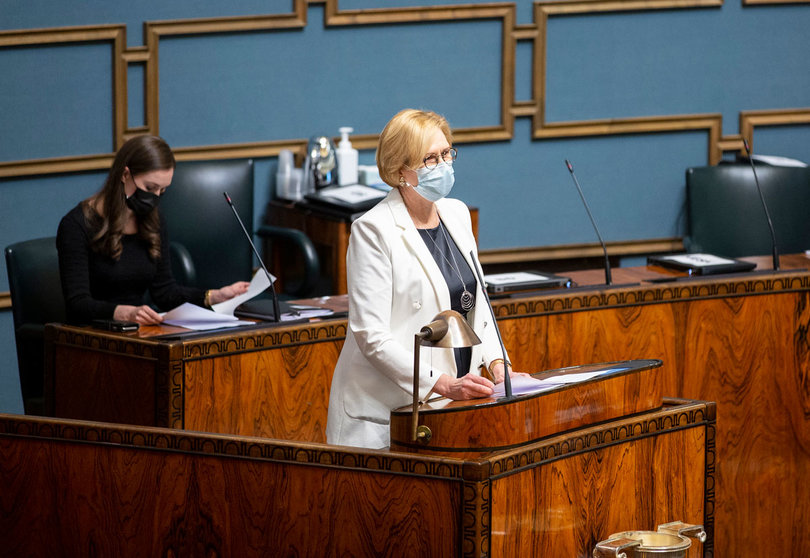 Employment Minister Tuula Haatainen (R) speaks in Parliament in front of Prime Minister Sanna Marin. Photo: Hanne Salonen/Eduskunta.