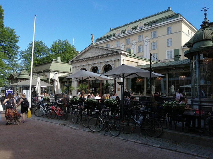 A crowded terrace in downtown Helsinki in the afternoon, before curfew. Photo: Foreigner.fi.