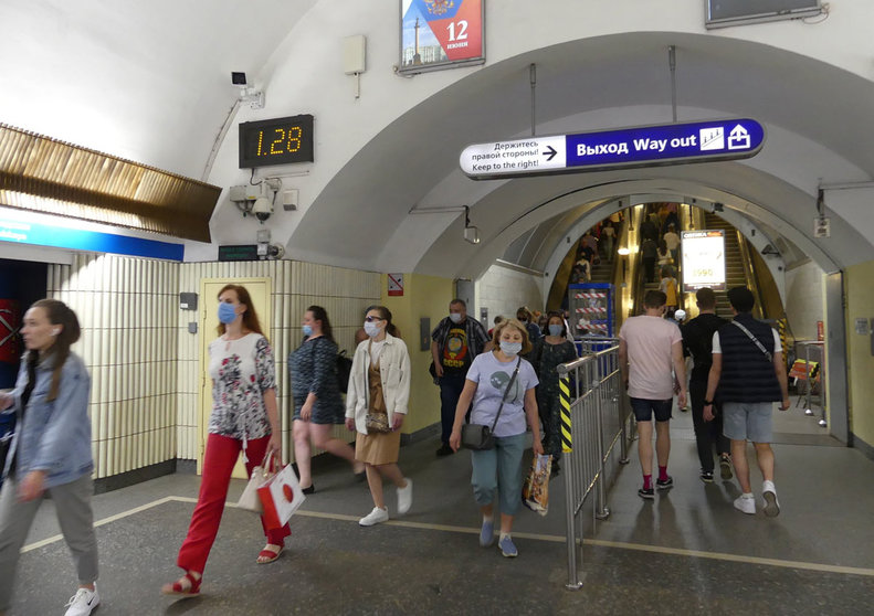 09 June 2021, Russia, Saint Petersburg: Commuters walk at Nevskiy Prospekt Metro Station. Daily new infections of the coronavirus in all of Russia hit another peak at 10,400, the highest caseload since mid-March. Photo: Julia Mineeva/TheNEWS2 via ZUMA Wire/dpa