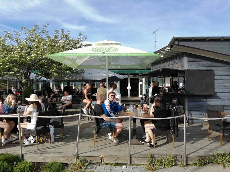 Customers enjoying a bar terrace in Järvenpää. Photo: Foreigner.fi.