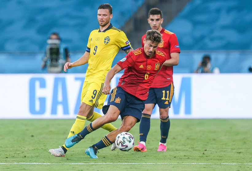 14 June 2021, Spain, Seville: Spain's Marcos Llorente (C) plays the ball in front of Sweden's Marcus Berg during the UEFA EURO 2020 Group E soccer match between Spain and Sweden at La Cartuja Stadium. Photo: Cezearo De Luca/dpa