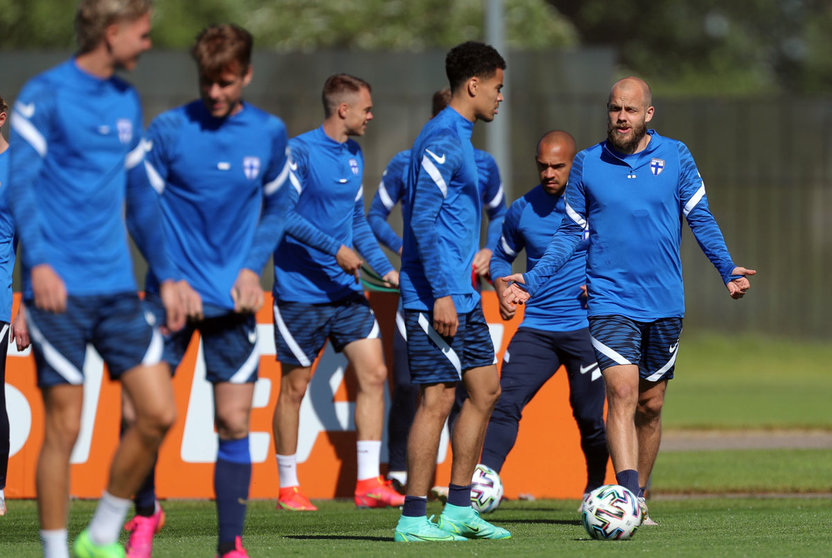 15 June 2021, Russia, Saint Petersburg: Finland's Teemu Pukki (R) takes part in a training session for the team ahead of Wednesday's UEFA EURO 2020 Group B soccer match against Russia. Photo: Igor Russak/dpa