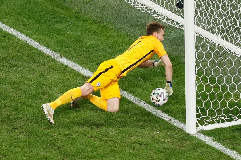 21 June 2021, Russia, Saint Petersburg: Finland goalkeeper Lukas Hradecky fails to save a ball as Belgium's Thomas Vermaelen (Not Pictured) scores his side's first goal during the UEFA EURO 2020 Group B soccer match between Finland and Belgium at Saint Petersburg stadium. Photo: Bruno Fahy/BELGA/dpa