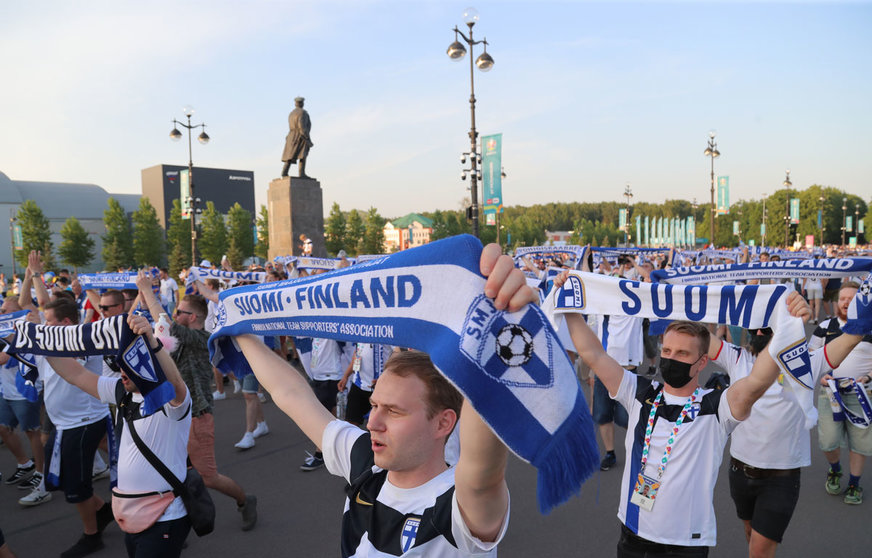 21 June 2021, Russia, Saint Petersburg: Finland fans cheer outside Saint Petersburg stadium prior to the start of the UEFA EURO 2020 Group B soccer match between Finland and Belgium. Photo: Igor Russak/dpa