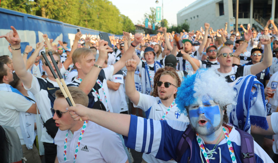21 June 2021, Russia, Saint Petersburg: Finland fans cheer outside Saint Petersburg stadium prior to the start of the UEFA EURO 2020 Group B soccer match between Finland and Belgium. Photo: Igor Russak/dpa.
