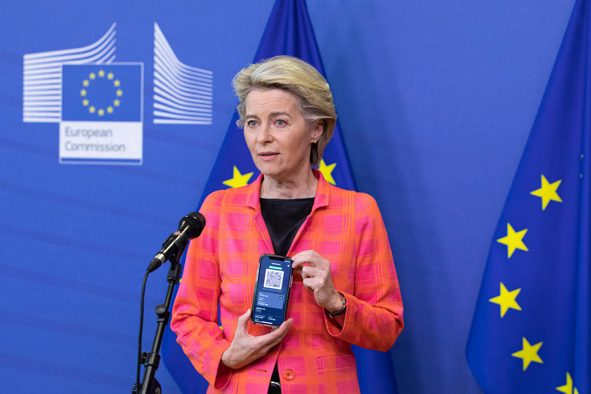 HANDOUT - 16 June 2021, Belgium, Brussels: European Commission President Ursula von der Leyen holds a mobile phone as she gives a statement about the EU Digital COVID Certificate. Photo: Xavier Lejeune/Commission Européenne/dpa - ATTENTION: editorial use only and only if the credit mentioned above is referenced in full