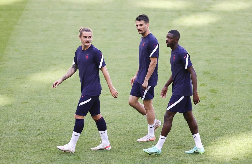 14 June 2021, Bavaria, Munich: (L-R) France's Antoine Griezmann, Leo Dubois and Ousmane Dembele take part in a training session for the team ahead of Tuesday's UEFA EURO 2020 Group F soccer match against Germany. Photo: Christian Charisius/dpa.