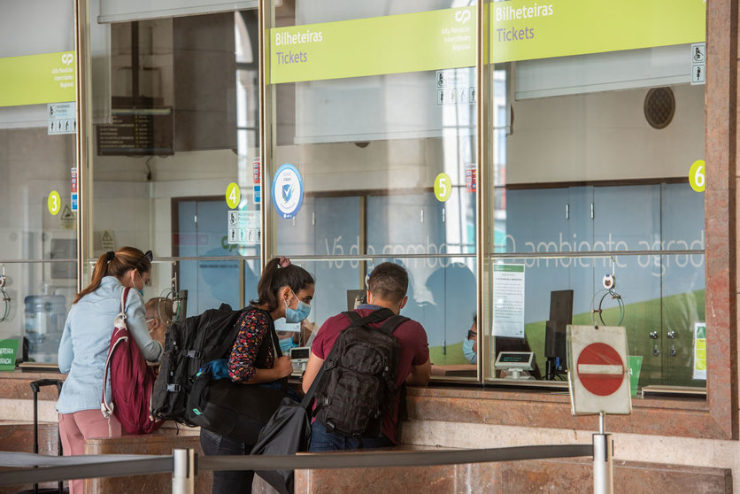 18 June 2021, Portugal, Lisbon: People buy train tickets at Lisbon's the Santa Apolonia station. Due to a worrying spread of the delta variant of the coronavirus, Lisbon has been sealed off for two-and-a-half days. Photo: Paulo Mumia/dpa.