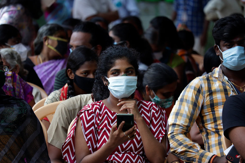 23 June 2021, India, Chennai: People wait outside a school compound with face masks to get vaccinated against coronavirus at a vaccination center using the Covaxin vaccine. Photo: Sri Loganathan/ZUMA Wire/dpa.