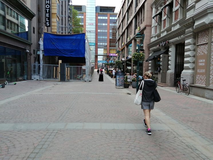A woman walks down a shopping street in central Helsinki. Photo: Foreigner.fi.