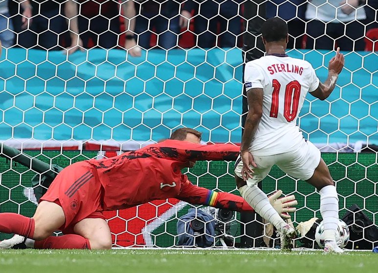 29 June 2021, United Kingdom, London: England's Raheem Sterling (R) scores his side's first goal during the UEFA EURO 2020 round of 16 soccer match between England and Germany at Wembley Stadium. Photo: Christian Charisius/dpa