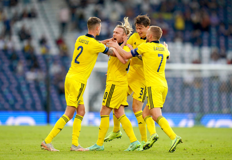 29 June 2021, United Kingdom, Glasgow: Sweden's Emil Forsberg (2nd L) celebrates scoring his side's first goal with team mates during the UEFA EURO 2020 round of 16 soccer match between Sweden and Ukraine at Hampden Park. Photo: Jane Barlow/PA Wire/dpa