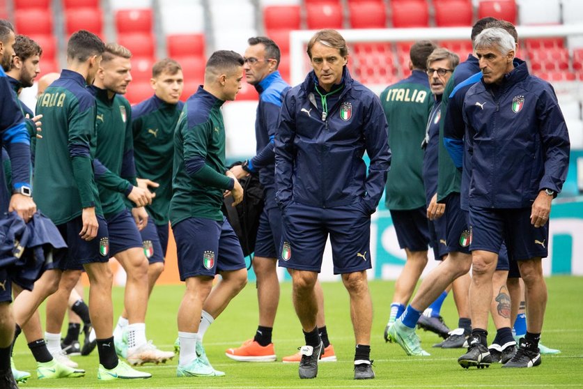 01 July 2021, Bavaria, Munich: Italy Head Coach Roberto Mancini leads a training session for the team ahead of Friday's UEFA EURO 2020 quarter-final soccer match against Belgium. Photo: Federico Gambarini/dpa