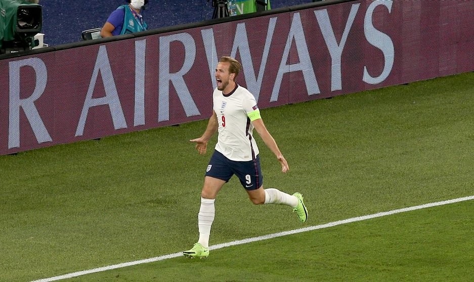 03 July 2021, Italy, Rome: England's Harry Kane celebrates scoring his side's first goal during the UEFA EURO 2020 Quarter-Final soccer match between Ukraine and England at the Stadio Olimpico. Photo: Marco Iacobucci/PA Wire/dpa
