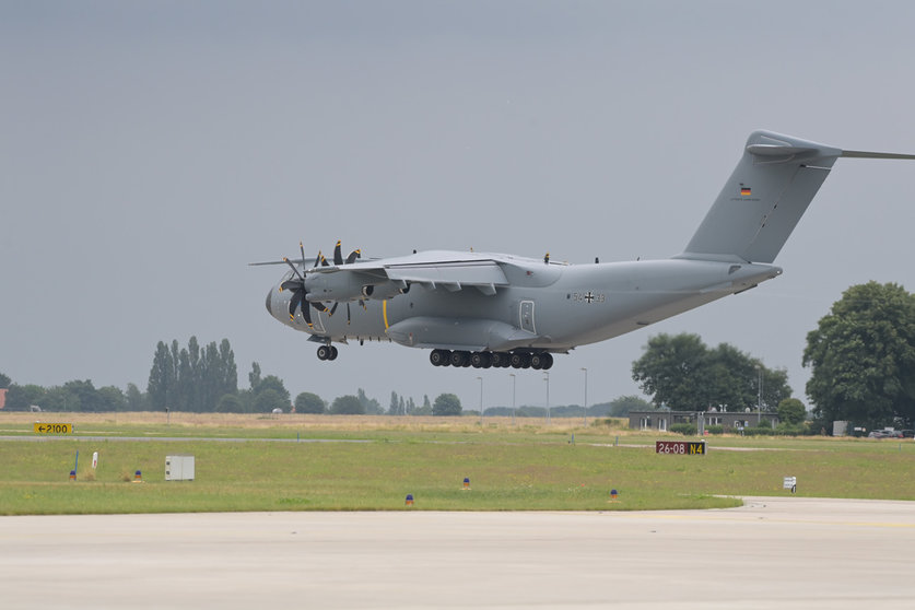 30 June 2021, Lower Saxony, Wunstorf: An Airbus A400M transport aircraft of the German Air Force approaches the airfield. The last soldiers of the German Afghanistan mission have arrived at the air base in Lower Saxony. The mission had ended its operation in Afghanistan on Tuesday after almost 20 years. Photo: Hauke-Christian Dittrich/dpa-Pool/dpa