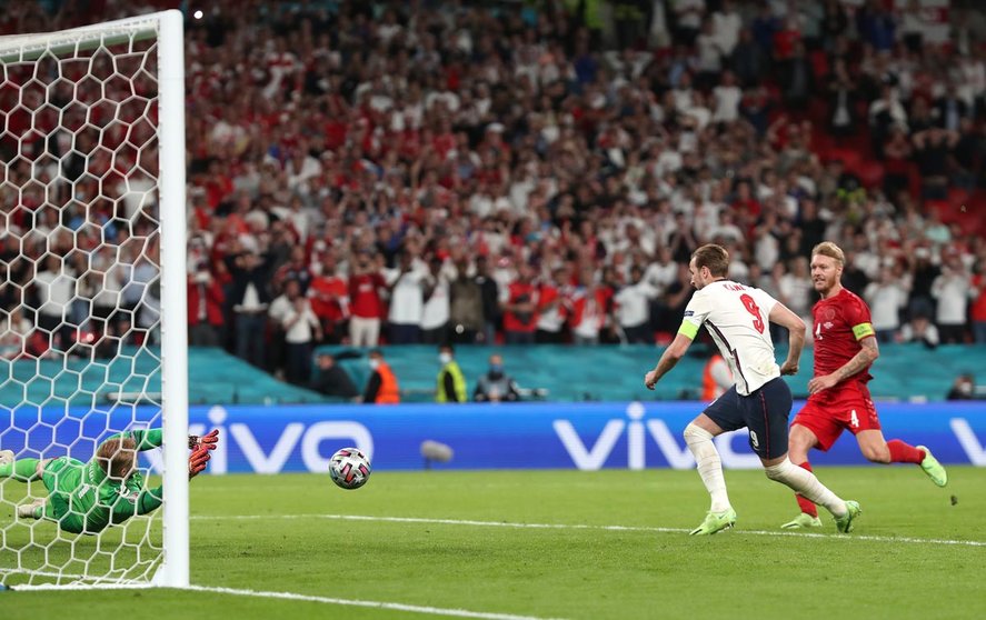 07 July 2021, United Kingdom, London: England's Harry Kane scores his side's second goal during the UEFA Euro 2020 semi final soccer match between England and Denmark at Wembley Stadium. Photo: Nick Potts/PA Wire/dpa