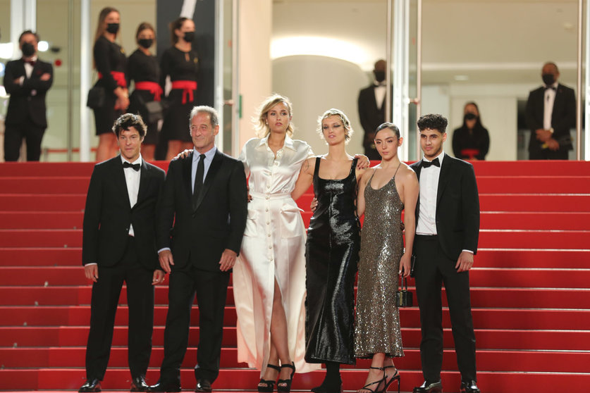 Film producer Jean-Christophe Reymond, Vincent Lindon, actor from France, Julia Ducrounau, director from France, Agathe Rousselle, writer from France, Garance Marillier, actress from France, and Lais Salameh, actor from France, arrive at the screening of the film "Titane" at the 74th Cannes International Film Festival on July 13, 2021. Photo: Mickael Chavet/ZUMA Wire/dpa.