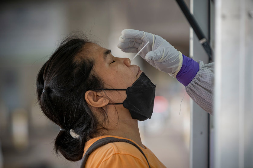 16 July 2021, Thailand, Bangkok: A health worker takes swab sample of a woman for Coronavirus (COVID-19) test. Photo: Adryel Talamantes/ZUMA Wire/dpa