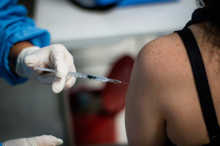 02 August 2021, Colombia, Bogota: A women gets a dose of the Moderna Coronavirus (Covid-19) vaccine vial as public transport drivers and people from ages 25 to 30 start their vaccination phase. Photo: Ximena Rubio/LongVisual via ZUMA Press Wire/dpa
