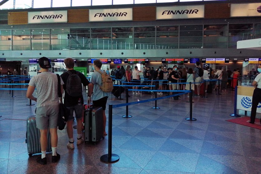 Travelers at the check-in counters at Helsinki-Vantaa airport. Photo: © Foreigner.fi.