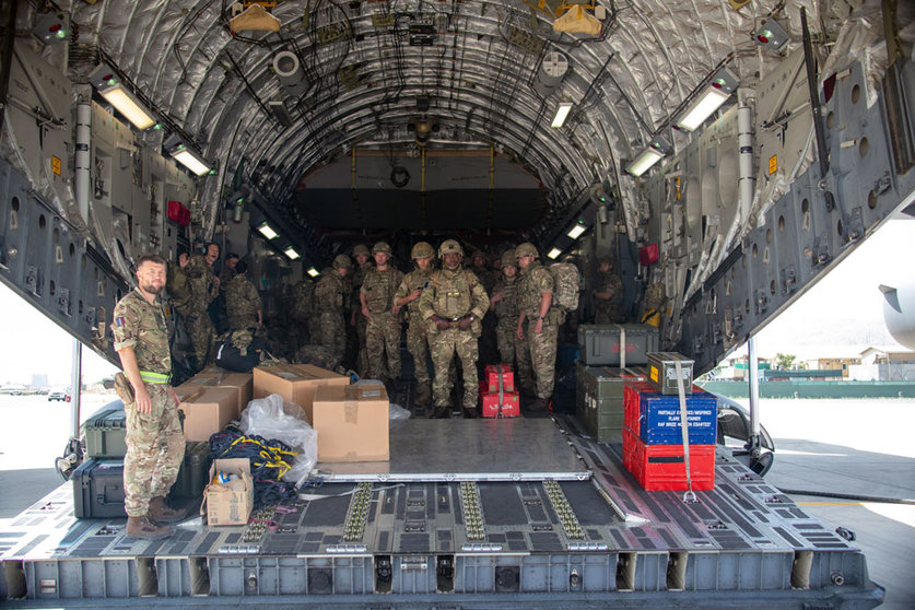 15 August 2021, Afghanistan, Kabul: Members of the 16 Air Assault Brigade arrive in Kabul as part of a 600-strong UK-force sent to assist with Operation PITTING to rescue British nationals in Afghanistan amidst the worsening security situation there. Photo: -/UK Ministry of Defence via PA Media/dpa
