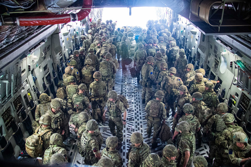 15 August 2021, Afghanistan, Kabul: Members of the 16 Air Assault Brigade arrive in Kabul as part of a 600-strong UK-force sent to assist with Operation PITTING to rescue British nationals in Afghanistan amidst the worsening security situation there. Photo: -/UK Ministry of Defence via PA Media/dpa